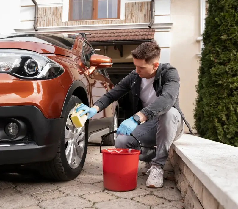 Lavage auto à domicile Monfort : professionnel intervenant sur un véhicule